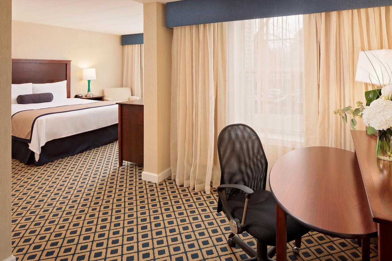 Westford Regency Inn & Conference Center Экстерьер фото